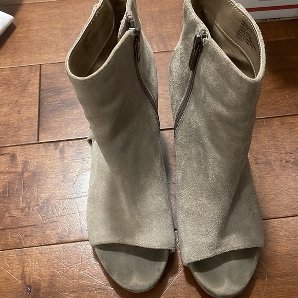 Kenneth Cole Reaction Suede Tan Open Toe Booties - Picture 6 of 11